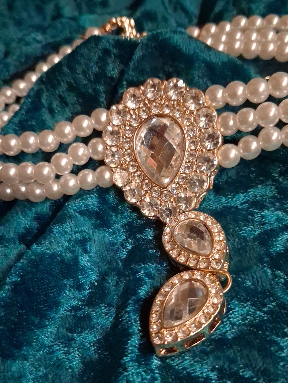 Pearl choker style necklace